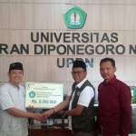 Bendahara UPDN saat menyerahkan Bantuan Donasi ke Ketua Laziznu PCNU Nganjuk, didampingi Dekan Fusa dan Staf UPDN