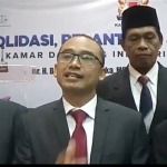 Ketua Kadin Kab. Malang H. Makhrus Soleh (tengah) ditampingi sekretaris dan wakilnya memberikan keterangan usai pelantikan.
