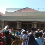 Puluhan PKL Alun-Alun saat demo di DPRD Gresik. foto: SYUHUD/ BANGSAONLINE