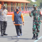 Gubernur Khofifah Indar Parawansa dalam acara Apel Siaga Pilkada serentak aman damai 2020 di lapangan Kodam V Brawijaya, Senin (23/11). foto: ist/ bangsaonline.com