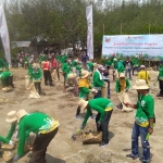 Para karyawan EMCL bersama masyarakat saat kerja bakti bersih-bersih sampah di pantai.