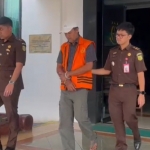 Tersangka JS saat digiring petugas ke mobil tahanan untuk dibawa ke Lapas Kediri. (Ist).