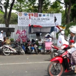 Alun-Alun Gresik yang sudah dipasangi pagar dari seng untuk persiapan revitalisasi. foto: SYUHUD/ BANGSAONLINE