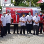 Jajaran PMI Kabupaten Tuban saat pelepasan mobil tangki yang akan mendistribusikan air bersih ke daerah terdampak kekeringan.