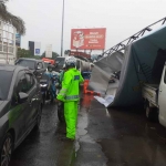 Petugas saat mengatur lalu lintas di Jalan Raya Waru, Sidoarjo.