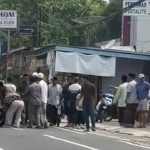 Tangkapan layar video yang menunjukkan masyarakat mendatangi balai desa, kantor PPS, hingga ribut di pinggir jalan. 