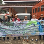 Perumdam Tirta Pandalungan, bersama dengan PWI Jember memberikan bantuan kepada masyarakat yang terdampak banjir.