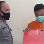 Yoga Adi Prasetyo dan barang bukti yang berhasil diamankan Perugas Polsek Ngadiluwih. (foto: ist).