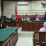Malahatul Farda (kanan) saat menjalani sidang di PN Tipikor Surabaya. Foto: Ist