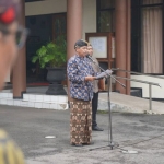Sekda Trenggalek Edy Supriyanto saat memimpin upacara Hari Pendidikan Nasional 
