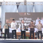 Bupati Hendy bersama Forkopimda Jember saat memainkan angklung di atas panggung.