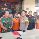 Pelaku bersama barang bukti saat ditangkap Polsek Tegalsari