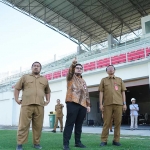 Bupati Kediri ketika meninjau progres pembangunan Stadion Gelora Daha Jayati. Foto: Ist