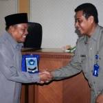 Assisten Adm.Moh. Faiz menerima kunjungan dari Komisi C kabupaten Sumenep. (Haris/BangsaOnline)