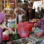 Salah satu pedagang yang menjual sayur mayur dan bumbu dapur di Pasar Legi Kota Blitar. foto: AKINA/ BANGSAONLINE