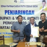 Agus Mualif saat mengambil formulir bacabup di DPD Golkar Gresik. foto: SYUHUD/ BANGSAONLINE
