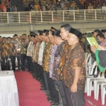 Bupati Sambari saat mengambil sumpah jabatan anggota BPD.