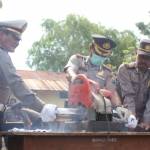 kapolres Tuban, AKBP Ucu Kuspriyadi saat mengeksekusi memotong knalpot yang dibantu kasatlantas, AKP Faqih. foto: Suwandi/Harian Bangsa