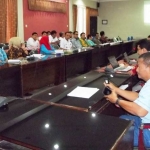 Rapat kerja DPRD Nganjuk membahas Raperda Penanggulangan Penyalahgunaan Narkoba yang dipimpin Ketua BPPD KRT Nurwadi Nurdin. foto: BAMBANG DJ/ BANGSAONLINE