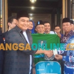 M. Syahrul Munir (dua dari kiri) saat menyerahkan motor Vespa kepada Ketua DPC PAN Gresik, Faqih Usman. Foto: SYUHUD/ BANGSAONLINE
