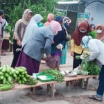 Ibu-ibu sedang sibuk memilih sayuran yang dibutuhkan untuk memasak menu hari ini. 