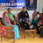 Salah satu anggota DPRD Pasuruan menggelar reses dengan sistem shift. Tiap pertemuan dibatasi hanya 5 orang.  
