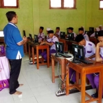 Suasana pelaksanaan UNBK di SMK Wahid Hasyim Glagah.