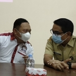 Ketua Umum Formi Kota Kediri, Abdian Asgi Sukmana, dan Kepala Disbudparpora Kota Kediri, Zachrie Ahmad, saat berbincang-bincang. Foto: MUJI HARJITA/BANGSAONLINE