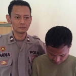 Petugas dari Polsek Wonocolo saat bersama pelaku pencurian laptop.