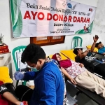 Peserta donor darah di Stasiun Kediri saat mengikuti proses pengambilan darah oleh petugas PMI Kota Kediri. Foto: Muji Harjita/Bangsaonline.