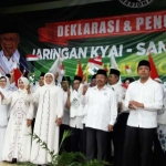 Khofifah Indar Parawansa, KH. Roziqi, bersama para pengurus JKSN Kab. Gresik. foto: SYUHUD/ BANGSAONLINE