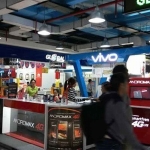 Suasana penjualan handphone di WTC Surabaya. Foto: Ist.