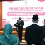 Gubernur Jawa Timur Khofifah Indar Parawansa menyematkan secara langsung Penghargaan Tanda Kehormatan Satyalancana Karya Satya Tahun 2021 bagi aparatur sipil negara (ASN) di lingkungan Pemprov Jatim di Gedung Negara Grahadi Surabaya, Kamis (12/8/2021).