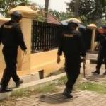 Tim Gegana Polda Jatim menyisir seluruh area Mapolres Nganjuk. foto: soewandito/ BANGSAONLINE