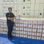 Ketua KPU Kabupaten Kediri, Nanang Qosim, saat menunjukkan box berisi surat suara. Foto: Ist