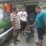 Pelaku (kaos bergaris) saat diinterogasi petugas. foto: ZAINAL A/ BANGSAONLINE