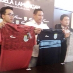 Asisten Manajer Persela Lamongan, Agus Hariyono, dan Publik Relationship Forium  Irvan Hamami saat melaunching jersey baru Persela.