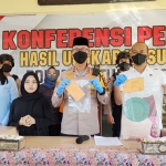 Kapolres Situbondo AKBP Andi Sinjaya sedang mengangkat barang bukti saat konferensi pers, Selasa (19/07/2022).