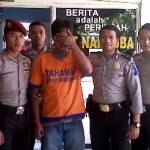 Tersangka Sumarto digelandang petugas di Mapolres Sidoarjo. (foto: nanang ichwan/BANGSAONLINE)