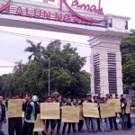  Puluhan anggota Ojek Online (Ojol) Ngawi melakukan aksi damai, Senin (26/11/2018) sekitar 14.30 WIB. 