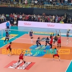Tim Voli Putri Jakarta Electric PLN (menghadap kamera) simaat menghadapi t Jakarta Pertamina Enduro (membelakangi kamera)  di PLN mobile Proliga 2025 yang digelar di GOR Jayabaya. Foto: Muji Harjita/BANGSAONLINE