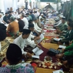 Para pengurus PCNU dan Ranting NU se-Kota Surabaya memenuhi aula kediaman Dr KH Asep Saifuddin Chalim di Siwalankerto Utara Surabaya, Selasa malam (12/6/2018). Foto: MMA/bangsaonline.com