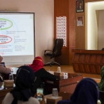 Narasumber sekaligus surveyor akreditasi, Betty Sunarisasi dari Dinas Kesehatan Kabupaten Kediri saat memberi pemaparan. Foto: Ist