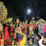 Sepenggal sendratari kisah romansa Rama dan Shinta yang ditampilkan kontingen PT Gudang Garam. Foto: MUJI HARJITA/ BANGSAONLINE