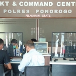 Eka Bastian bersama Advokat Gde Eka Widyantara saat melapor ke SPK Polres Ponorogo. (foto: ist)