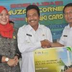 Wabup Moh. Qosim bersama Kabag Kesra, Khusaini saat launching muzaki card plus. foto: syuhud/ BANGSAONLINE