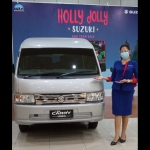 Salah satu SPG yang sedang memperkenalkan New Carry Minibus di diler UMC A. Yani Surabaya.