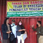 Eksekusi bangunan rumah toko (ruko) di Jalan Raya Lingkungan Pelem Kelurahan Warujayeng, Kecamatan Tanjunganom, Kabupaten Nganjuk dieksekusi oleh Pengadilan Negeri (PN) Nganjuk, Rabu (2/3).
