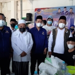 Bupati Gus Yani, Gus Iwan, Ketua DPD NasDem Gresik Syaiful Anwar, Sekretaris Ainul Fuad, dan Bendahara Nur Rachmad Yani Hidayatullah saat menghadari serbuan vaksinasi di Ponpes Al Muniroh. foto: SYUHUD/ BANGSAONLINE