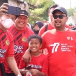 Bupati Gresik Fandi Akhmad Yani bersama warga saat jalan sehat. foto: SYUHUD/BANGSAONLINE